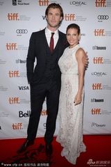 组图：《极速风流》首映“雷神”与妻子秀恩爱