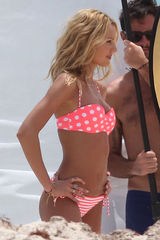 组图：超模坎蒂丝海边拍写真 性感比基尼上阵