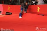 高清组图：柏林电影宫外忙碌不停 工作人员紧张布置