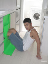 组图：关楚耀为拍MV损失下半身 黏墙黏柜身陷洗衣机 