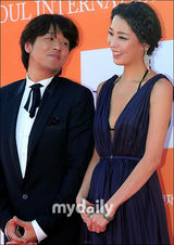 组图：朴有天闵孝琳等众星亮相首尔电视颁奖礼红毯