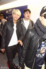 组图：韩国男团BIGBANG赴台 粉丝挤爆机场大厅