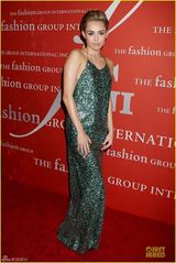 组图：麦莉亮片装性感裸背 抬手现腋下纹身