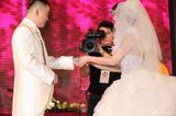 组图：周立波婚礼为新娘戴戒指 相约厮守终生