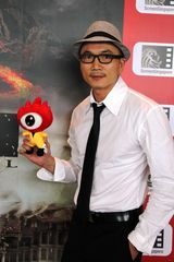 组图：《画壁》剧组亮相新加坡 与小浪亲密接触 