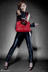 组图：应采儿拍大片玩双生 别出心裁展互动趣味