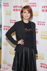 组图：容祖儿闻“龙嫂”笑而不拒 不评论何韵诗