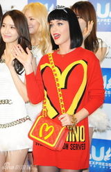 组图：水果姐内八站姿可爱 与少女时代同台搞怪