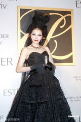 组图：熊黛林出席名牌晚宴活动造型妖艳 