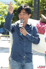 组图：吴宗宪为爱徒站台 遭调侃收入缩水