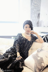 组图：朱珠大片变时尚女神 复古红唇尽显魅惑