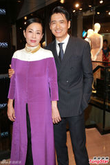 组图：周润发携妻恩爱亮相 瘦身明显否认厌食