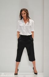 组图：小贝抱女撑场贝嫂时装秀 奶爸范温馨有爱