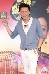 组图：邓萃雯不担心新剧收视 黄德斌横抱伍咏薇