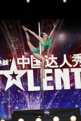 组图：达人秀初赛掀高潮 6米高空钢管舞震撼全场