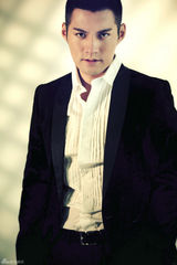 组图：严宽家居写真儒雅绅士 大皇子眼神深邃迷人