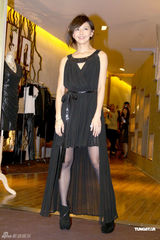 组图：孙燕姿难得性感亮相 短裙妩媚黑丝衬美腿