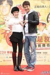 组图：李康宜拜神求票房 爱情长跑结婚顺其自然