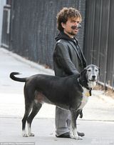 组图：侏儒男星彼特带女儿出街 牵爱犬场面温馨