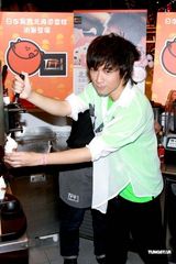 高清组图：古巨基代言日本料理 尝试炮制北海道雪糕