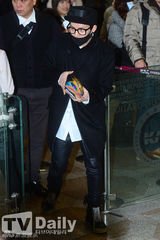 组图：韩团BlockB休闲装亮相机场赴日参加演出