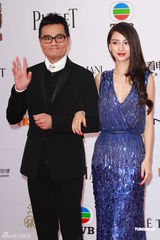 高清图：Angelababy深V长裙现身 林家栋绅士护花