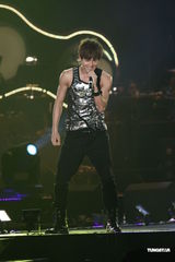 组图：陶晶莹变红发女王热舞 郭书瑶秀高难度动作