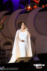 组图：蔡琴百万精华上海演唱会 回忆往事泪盈眼眶