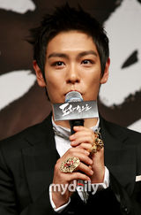 幻灯图：权相佑(权相宇)等出席新片《到炮火中去》发布会 