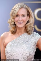 组图：拉拉-斯班瑟斜肩亮圈裙闪耀红毯