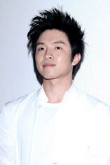 幻灯：新七小福带伤出席慈善表演 大跳新版NOBODY 