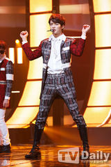 组图：SHINee打榜夺冠画花脸 朴志胤AOA性感　