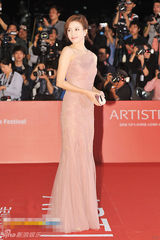 组图：韩孝珠长裙大方优雅展玲珑身材