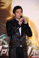 组图：周杰伦帅气亮相庆功宴 自曝秀腹肌靠打光