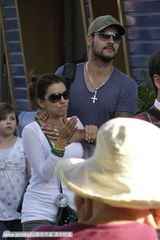 组图：绝望主妇伊娃-朗格利亚与男友当街种草莓  