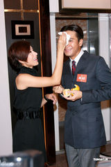 组图：杨怡出席新剧开机仪式 笑言不介意整容传言