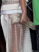 组图：Gaga爆炸头戴彩色小眼镜 手拿水晶棒搞怪