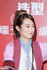 组图：黄浩然为拍戏剃头 黄翠如强调无后台