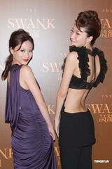 组图：熊黛林露背长裙性感亮相 生日获赠爱犬