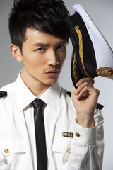 组图：许诺制服造型帅气十足贺新年