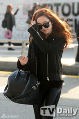 组图：少女时代赴华宣传黑白搭现身机场