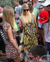 组图：帕丽斯-希尔顿胸部缩水 手臂现皱纹疑抽脂