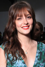 高清组图：莉顿-梅斯特街拍驼色大衣搭配纱裙