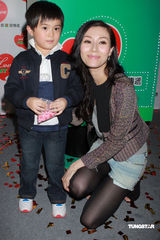 高清：李嘉欣美丽亮相 称不急要孩子