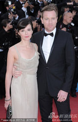 组图：麦克格雷格携妻走秀显恩爱