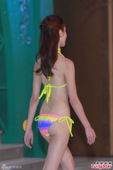 组图：港姐决赛前泳装亮相 上届冠军模拟戴后冠