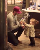 组图：贝克汉姆逗爱女玩泡泡照萌翻网友