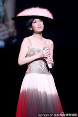 组图：周慧敏加拿大巡演 百变女神气质不减