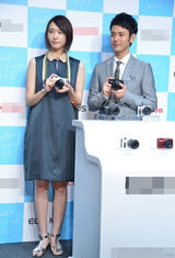 组图：新垣结衣携手妻夫木聪代言相机活动