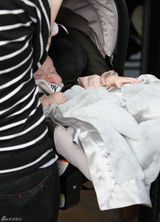 高清组图：杰西卡-阿尔芭街拍白色毛衣搭配长靴